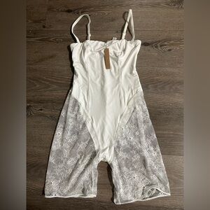 SKIMS ULTRA FINE LACE STRAPLESS ONESIE BODYSUIT Size M NWT